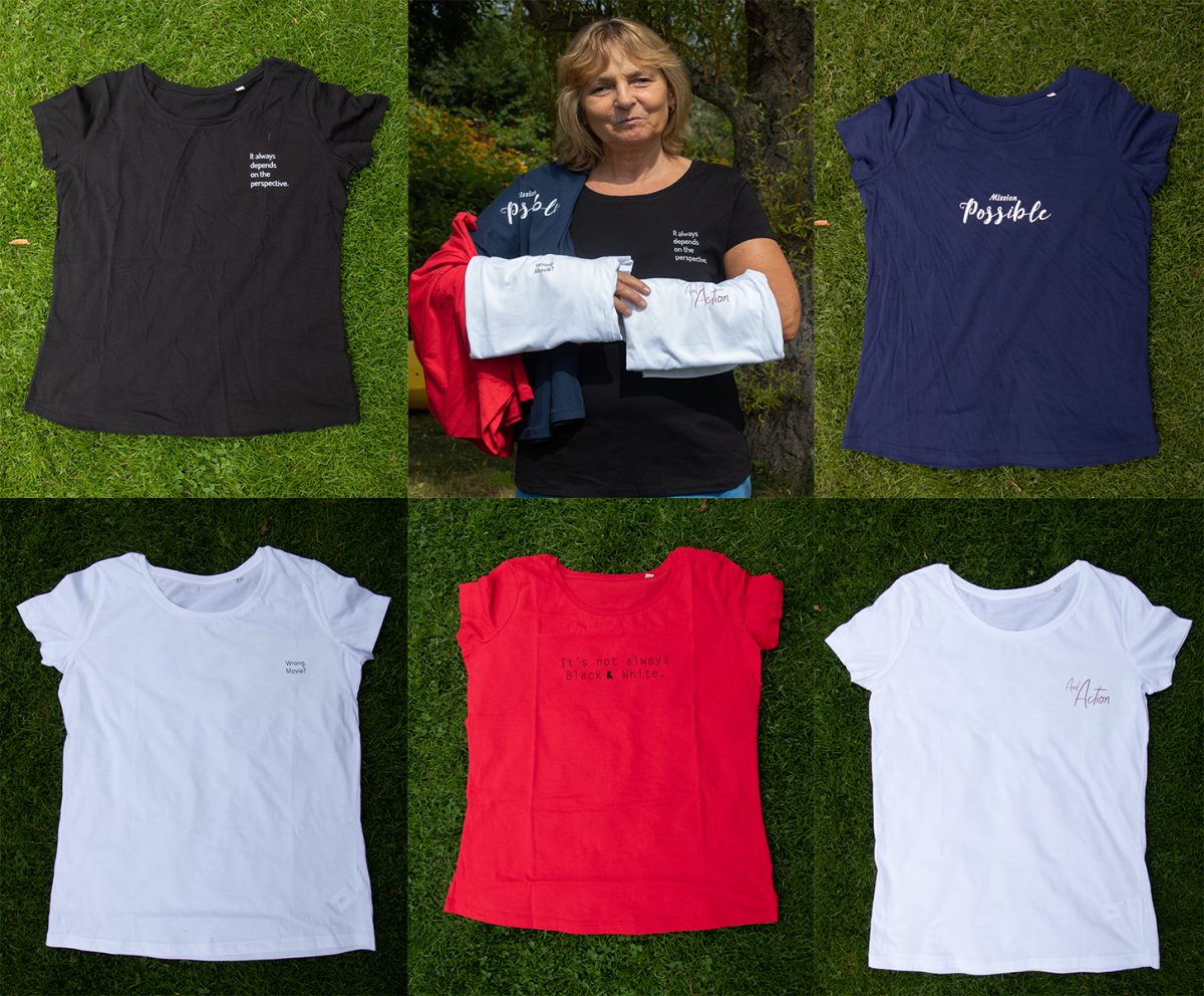 Das Bild setzt sich aus sechs Einzelfotos zusammen. Auf fünf Fotos sind verschiedene T-Shirts zu sehen, die auf einer Wiese liegen. Auf dem sechsten Foto, oben in der Mitte, steht Barbara Fickert. Sie trägt eines der Shirts und hält die anderen über den Armen.