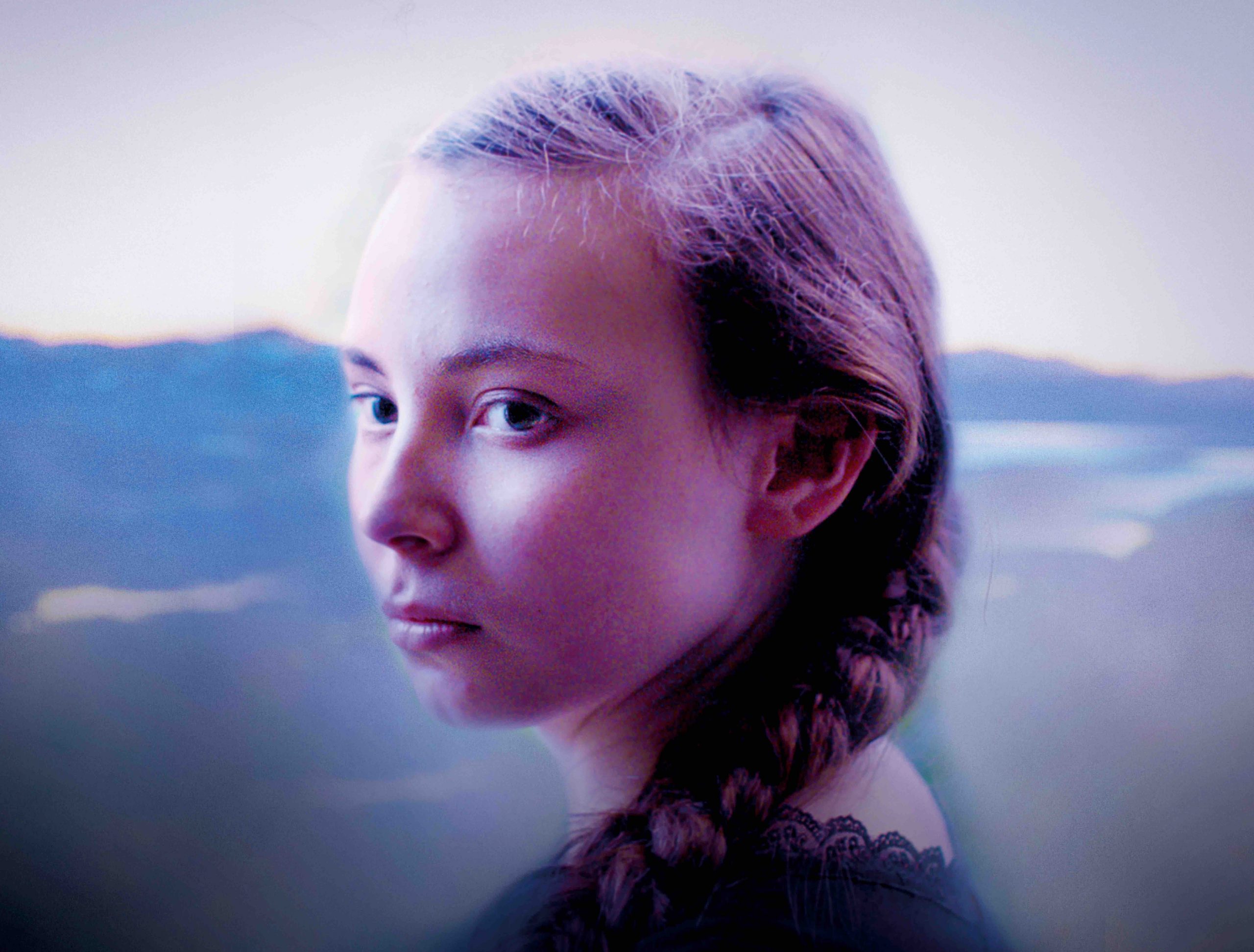 Ausschnitt des Filmplakats zu "Das Mädchen aus dem Norden": Ein Mädchen mit geflochtenem Zopf vor einer weiten Landschaft.