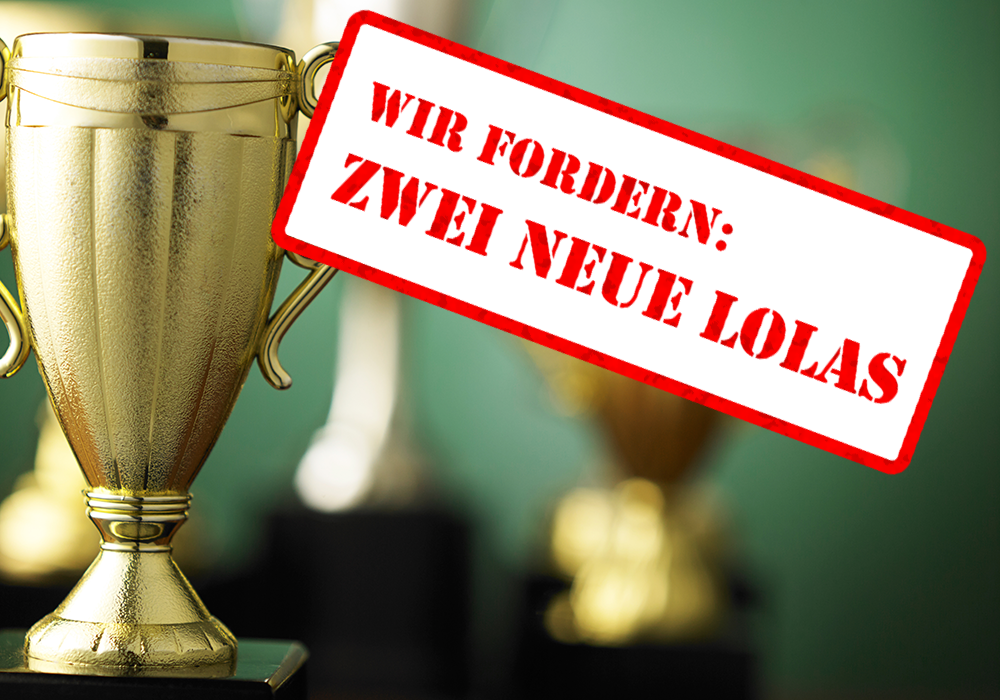 Mehrere goldene Ehrenpokale vor einem verschwommenen Hintergrund. In roter Schrift der Text "Wir fordern zwei neue Lolas".