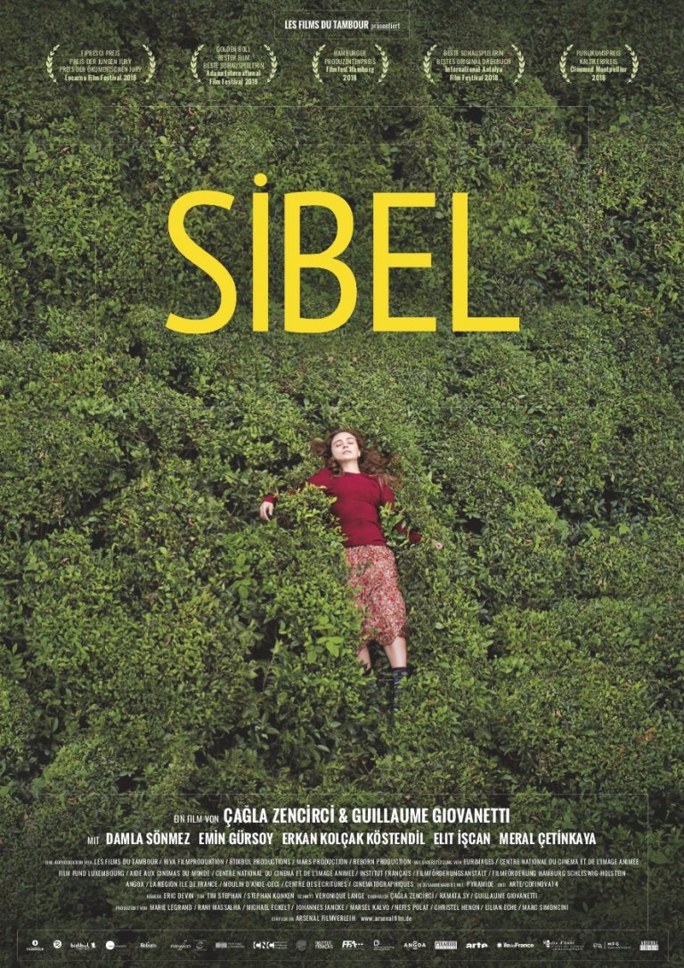 Filmplakat des Films "Sibel": Eine junge Frau liegt mit geschlossenen Augen in dicht wachsenden Büschen. In großen gelben Lettern: SIBEL.