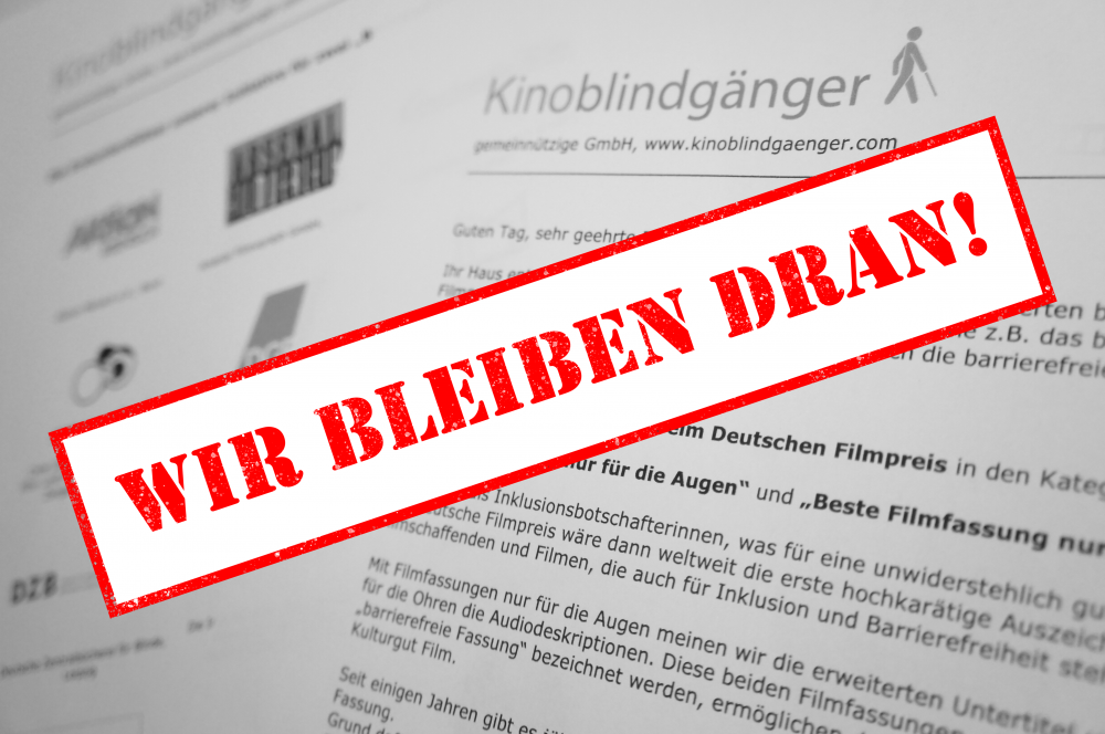 Ein Brief in schwarz-weiß im Hintergrund, darauf ein gestempelter roter Schriftzug: "Wir bleiben dran!"