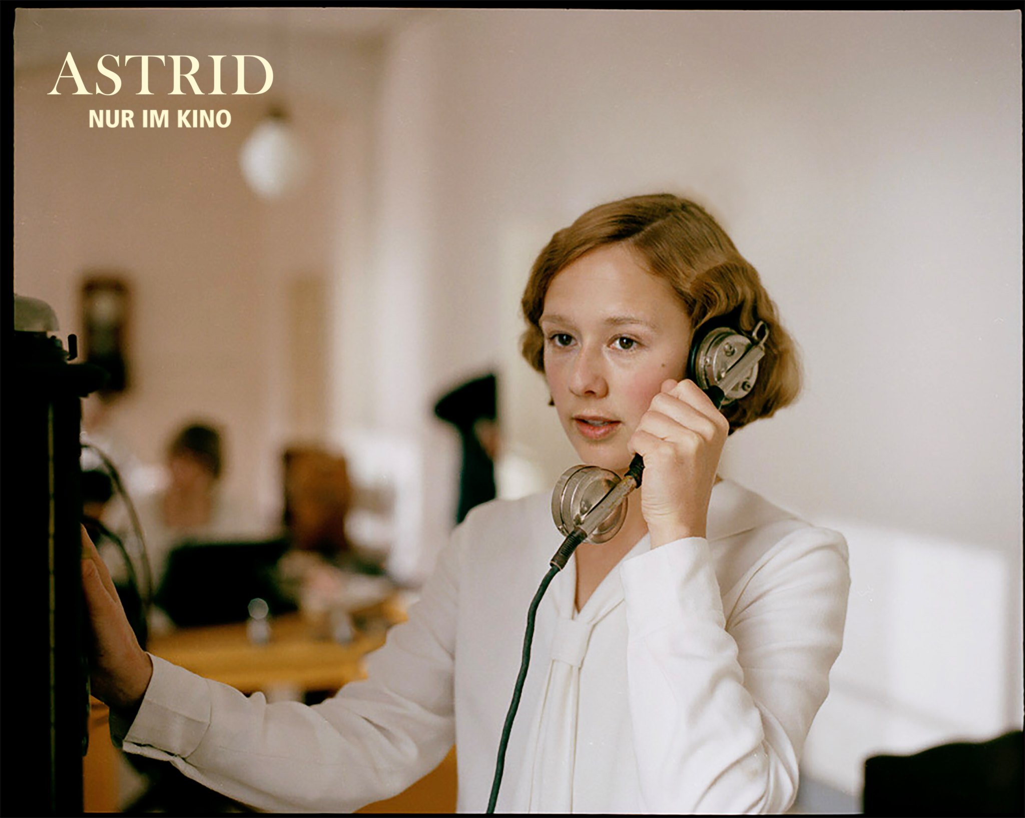 Filmstill aus "Astrid": Eine junge blonde Frau am Telefon