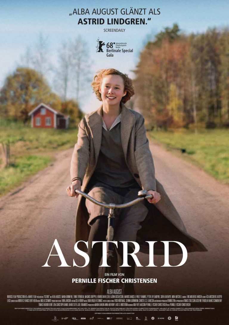 Filmplakat von "Astrid": Ein lächelndes Mädchen auf einem Sandweg Fahrrad fahrend