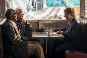Filmstill aus "Ein Gauner & Gentleman": Drei ältere Männer sitzen in einem Diner, einem typischen amerikanischen Restaurant.