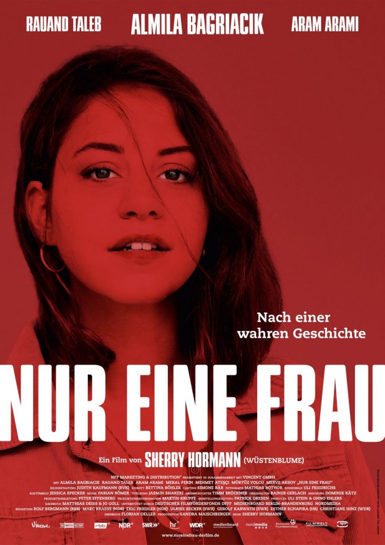 Filmplakat von "Nur eine Frau": Eine junge Frau mit schulterlangem Haar. Ihr Gesicht und der Hintergrund des Plakats sind in ein dunkles Rot getaucht.