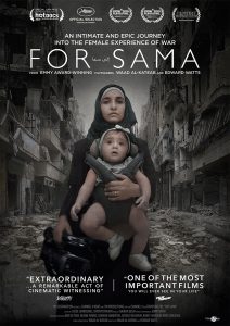 Filmposter von For Sama: Eine junge Frau mit Kopftuch und Baby vor der Brust steht vor einer Schlucht aus Ruinen. In der Hand trägt sie eine Kamera.