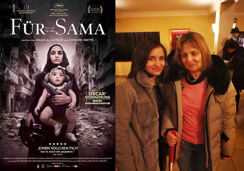Auf der linken Bildhälfte das Filmplakat von "Für Sama". Es zeigt Waad mit ihrer kleinen Tochter Sama vor Ruinen. Auf der rechten Bildhälfte ein Foto von Waad und der Blindgängerin. Im Foyer des Delphi-Filmpalastes lächeln sie in die Kamera.