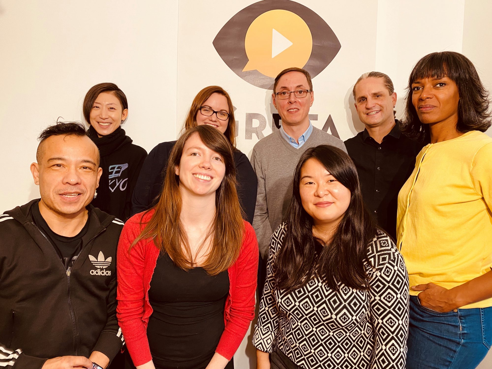 Das Team von Greta & Starks im Dezember 2019. Das Bild zeigt acht Personen vor dem Greta-Logo.