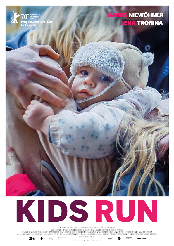 Filmplakat von "Kids Run": Ein Baby mit Fellmütze und einer Träne unter dem Auge blickt in die Kamera. Um es herum eine Frau, ein Mann und ein weiteres Kind in einer Umarmung verschlungen.