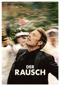 Der Lehrer Martin auf einem Filmplakat. Abiturienten mit weißen Schülermützen bespritzen ihn mit Sekt.