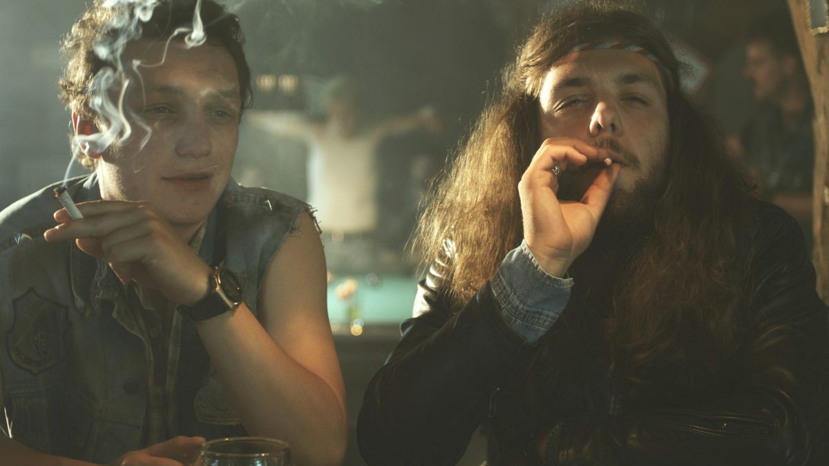 Zwei Männer - ein Lang-, ein Kurzhaariger - rauchend in einer Bar