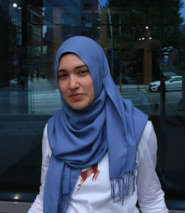 Eine junge Frau mit blauem Kopftuch