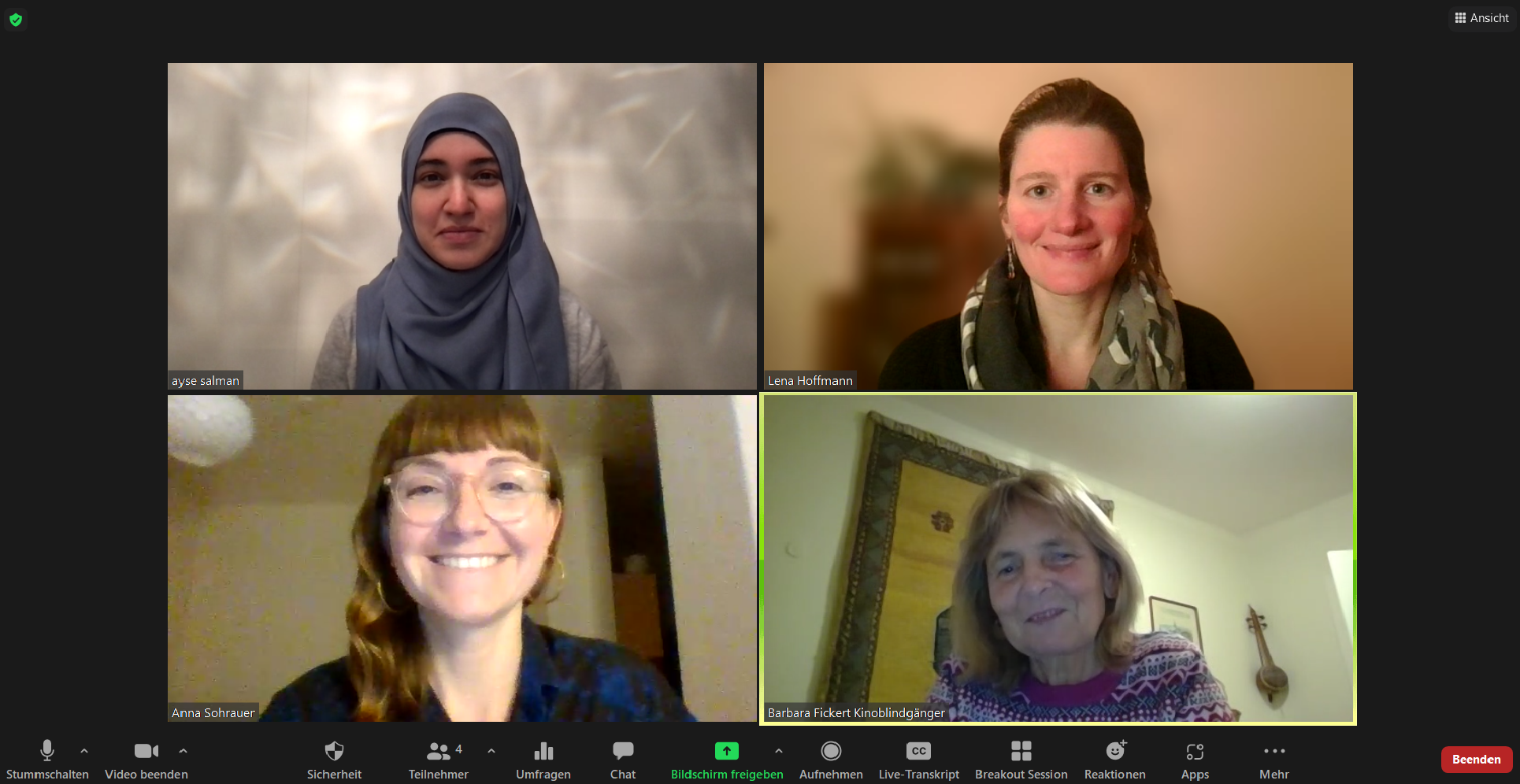 Der Screenshot eines Zoom-Treffens. Das Bild ist viergeteilt. Es zeigt die Köpfe von vier Frauen.