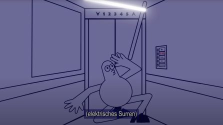 In einem schummrigen Aufzug hockt Luca am Boden und schaut hoch. Schräg von der Decke hängen zwei Neon-Röhren. Eine ist erloschen, die andere leuchtet hell. Schützend hält Luca sich eine Hand über den Kopf. Ein Untertitel in heller Schrift und in Klammern: Elektrisches Surren.