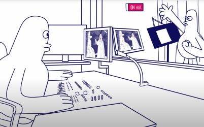 Luca sitzt am Mischpult eines Tonstudios. Auf dem Monitor vor ihm: Der Joker zielt auf den Helden. Daneben, hinter einer großen Fensterscheibe, steht eine weitere Luca-Figur vor einem Sprecher-Pult mit Mikrophon und hebt die Hand zu einer großen Geste. Der neben dem Sprecher-Pult hängende Monitor zeigt dieselbe Joker-Szene. Auf einem roten Kästchen an der Wand der weiße Schriftzug: On Air.